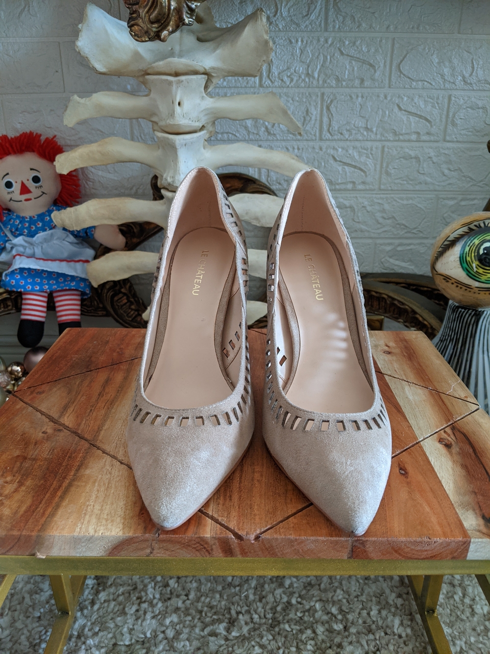 Le Chateau Womens Nude Suede Pointed-Toe Pumps